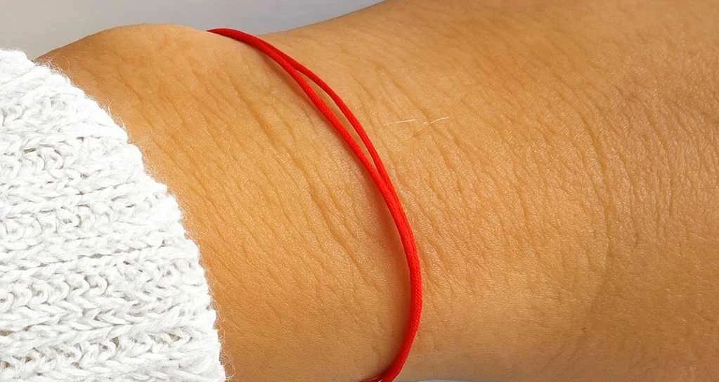 Red string on the wrist: A symbol of protection, spiritual power and intention that deserves attention