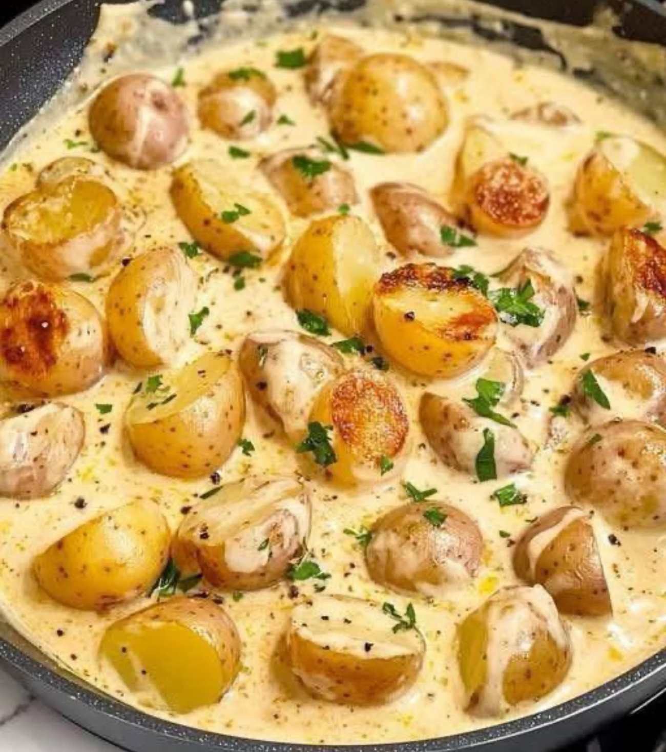 Brambory s krémovou česnekovou omáčkou