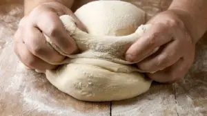 Hnětení těsta a kynutí v míse